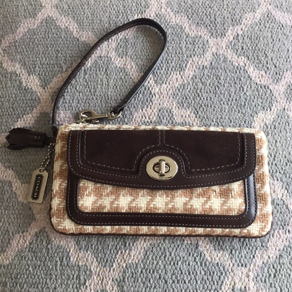Coach Handbags - 💯 COACH Herringbone Wristlet